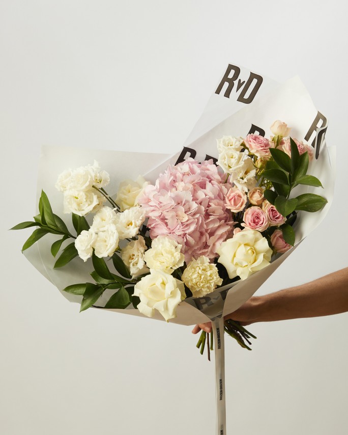 Букет с гортензией и розами Дозен миди 78 купить в Москве